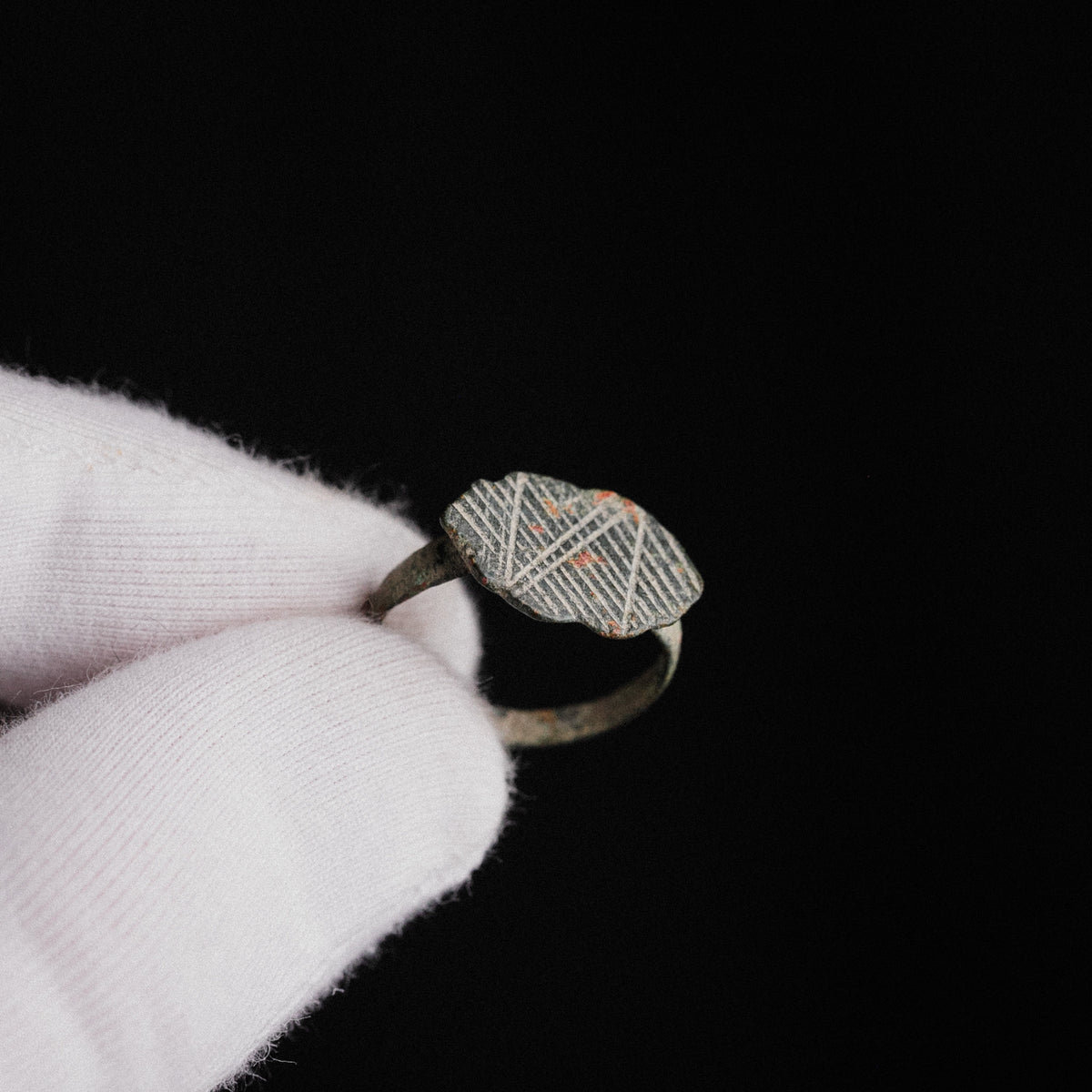 Medieval Bronze Geometric Signet Ring – 'Reticulus' (10th–13th CE) — view 7