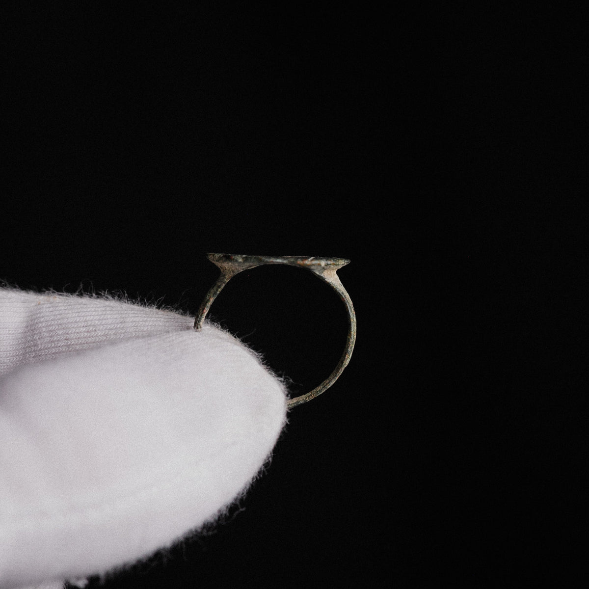 Medieval Bronze Geometric Signet Ring – 'Reticulus' (10th–13th CE) — view 8