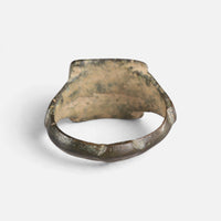 Medieval Islamic bronze ring 'Rashida' shows the plain back of its rectangular bezel and the inner hoop.