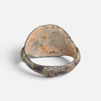 Medieval Islamic bronze ring 'Tahir' shows the plain back of its round bezel and the inner hoop.