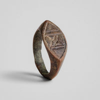 Byzantine bronze ring Doukas, upright view of navette bezel with incised Y-shaped elements