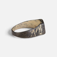Byzantine bronze ring 'Ioanna' shows its incised shoulder and the inside of its hoop from the side.