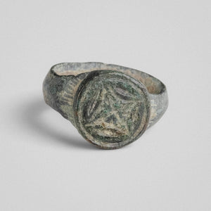 Byzantine bronze ring Kalothea, front view of bezel with quatrefoil device and hatched shoulders