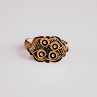 Byzantine bronze ring Theoxena with scalloped bezel and four ring-and-dot motifs, top view