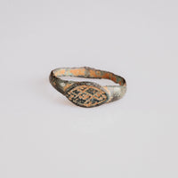 Byzantine bronze signet ring 'Theodora' with engraved cross and dot bezel, front view