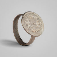 Byzantine silver ring Klados, angled view of engraved circular border on disc face.
