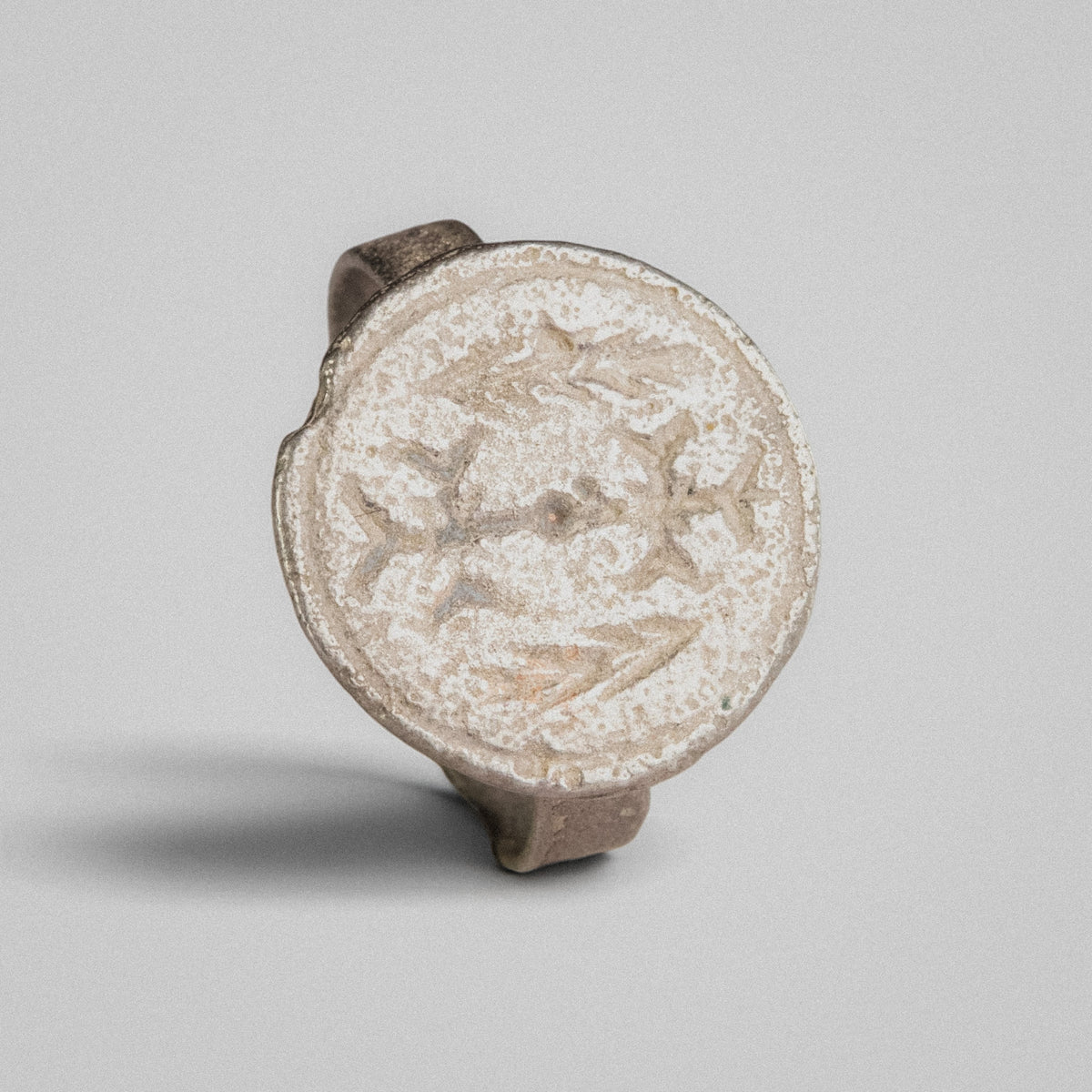Byzantine silver ring Klados, top-down view of intaglio device with central shaft and paired fronds.