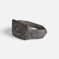 Roman bronze ring 'Lucina' shows its rectangular bezel face and shoulder from the opposite angle.