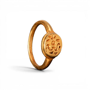 Incised symbolic motif on the gold bezel, front view