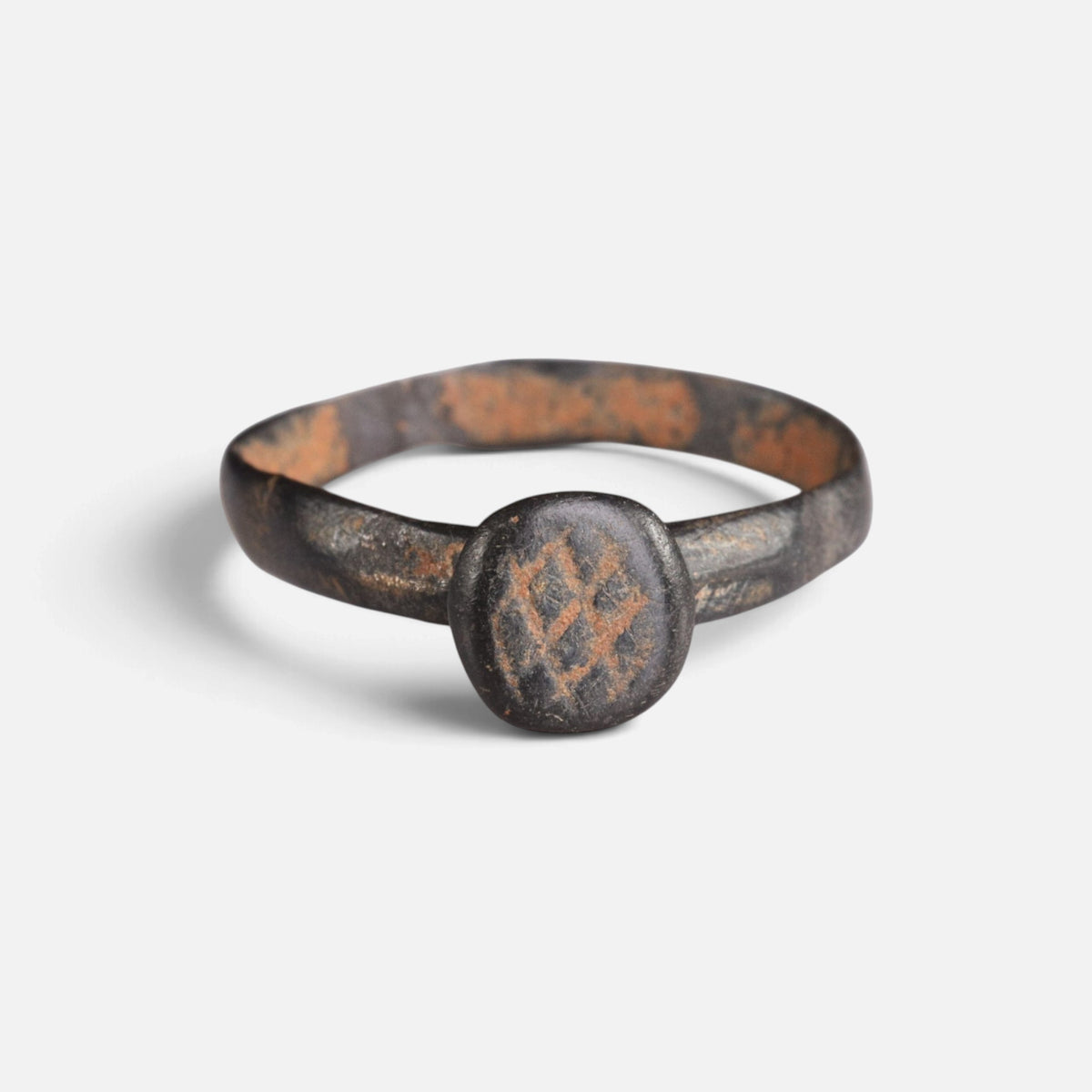 Byzantine bronze ring 'Georgios' shows the crossed geometric strokes on its round bezel from the front.