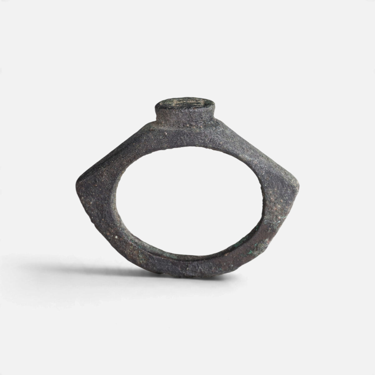 Roman bronze ring 'Hesperia' shows its angular shoulders and raised bezel edge in profile.