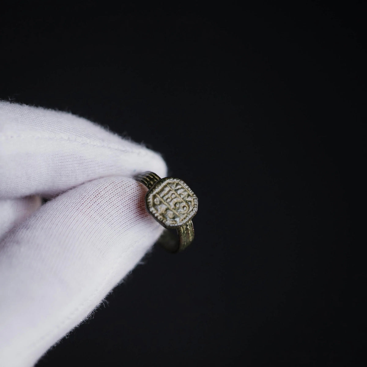 “Victoria” - Commemorative Base Metal Ring  (19th C. CE) EU 54 / US 7 Aurora Antiqua