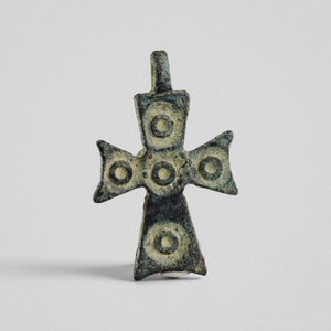 Byzantine bronze cross pendant 'Okellos' with pattée arms and five ring-and-dot bosses, front view