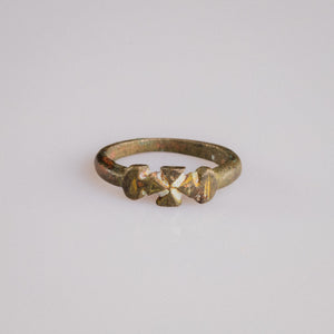 Medieval bronze Crusader ring Cruciata with cross pattée bezel viewed from above