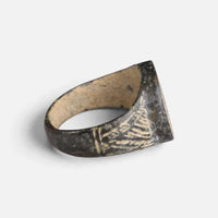 Medieval bronze ring 'Aldebrand' shows its engraved shoulder and the inside of the hoop from the side.