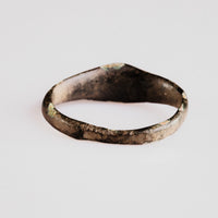 Medieval bronze ring Alderic top view highlighting the widened front of the hoop