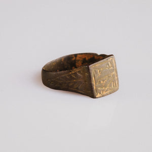 Medieval bronze ring Aldric, three-quarter view showing chevron-incised shoulders and bezel