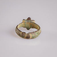 Medieval bronze ring Florian top-down view of the flower-shaped bezel and hoop