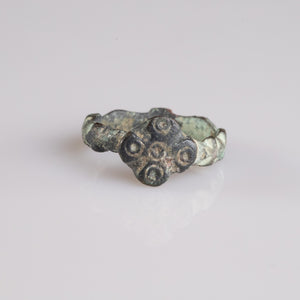 Medieval bronze ring Quintus showing quatrefoil bezel with five ring-and-dot motifs in quincunx