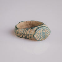 Medieval bronze ring Tamgar, side view showing ribbed diagonal shoulders