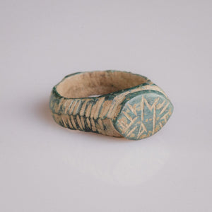 Medieval bronze ring Tamgar, side view showing ribbed diagonal shoulders