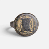 Medieval bronze ring 'Ventaris' shows four engraved leaf-like forms on its oval bezel from the front.