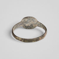 Medieval bronze ring Vetrik, back view of the bezel plate showing plain reverse