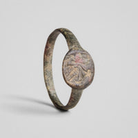 Medieval bronze ring Vetrik, front view of bezel with schematic engraved device and cuprite-red patina