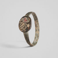 Medieval bronze ring Vetrik, side view of bezel showing shallow recessed engraving