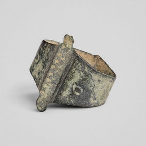 Medieval bronze ring Wistanoc, angled front view of the punched bar, both tabs and a shoulder annulet