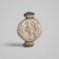 Medieval silver ring Wistrid, face-on view of the S-whirl bezel between the two grooved necks