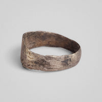 Silver band ring 'Ovata' shows its thin band edge and inner hoop at an angle.