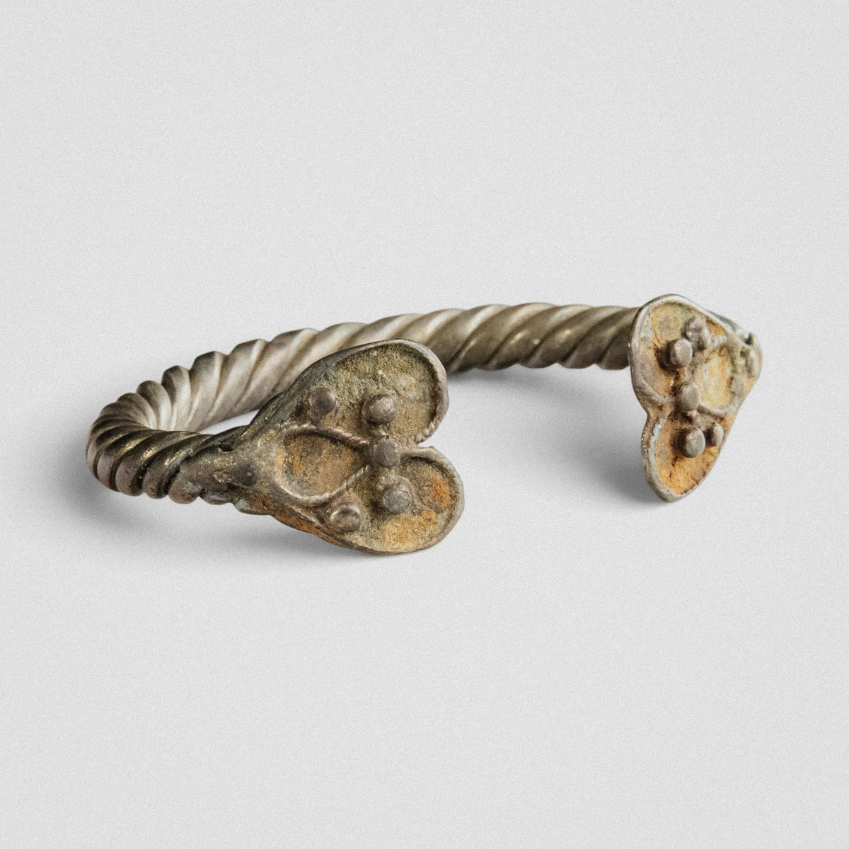 Medieval silver bracelet Cordis, top-down view of both terminals with filigree decoration