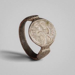 Medieval silver ring Wistrid, angled view of the S-whirl bezel and hoop