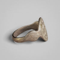 Medieval silver ring Wistrid, profile view of the hoop and waisted neck