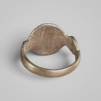 Medieval silver ring Wistrid, underside view showing the flat bezel plate where the hoop meets it
