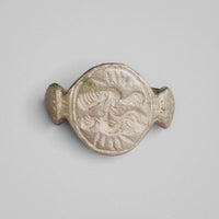 Medieval silver seal ring Wistrid, top view of disc bezel with feathery S-whirl intaglio