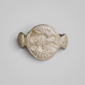 Medieval silver seal ring Wistrid, top view of disc bezel with feathery S-whirl intaglio
