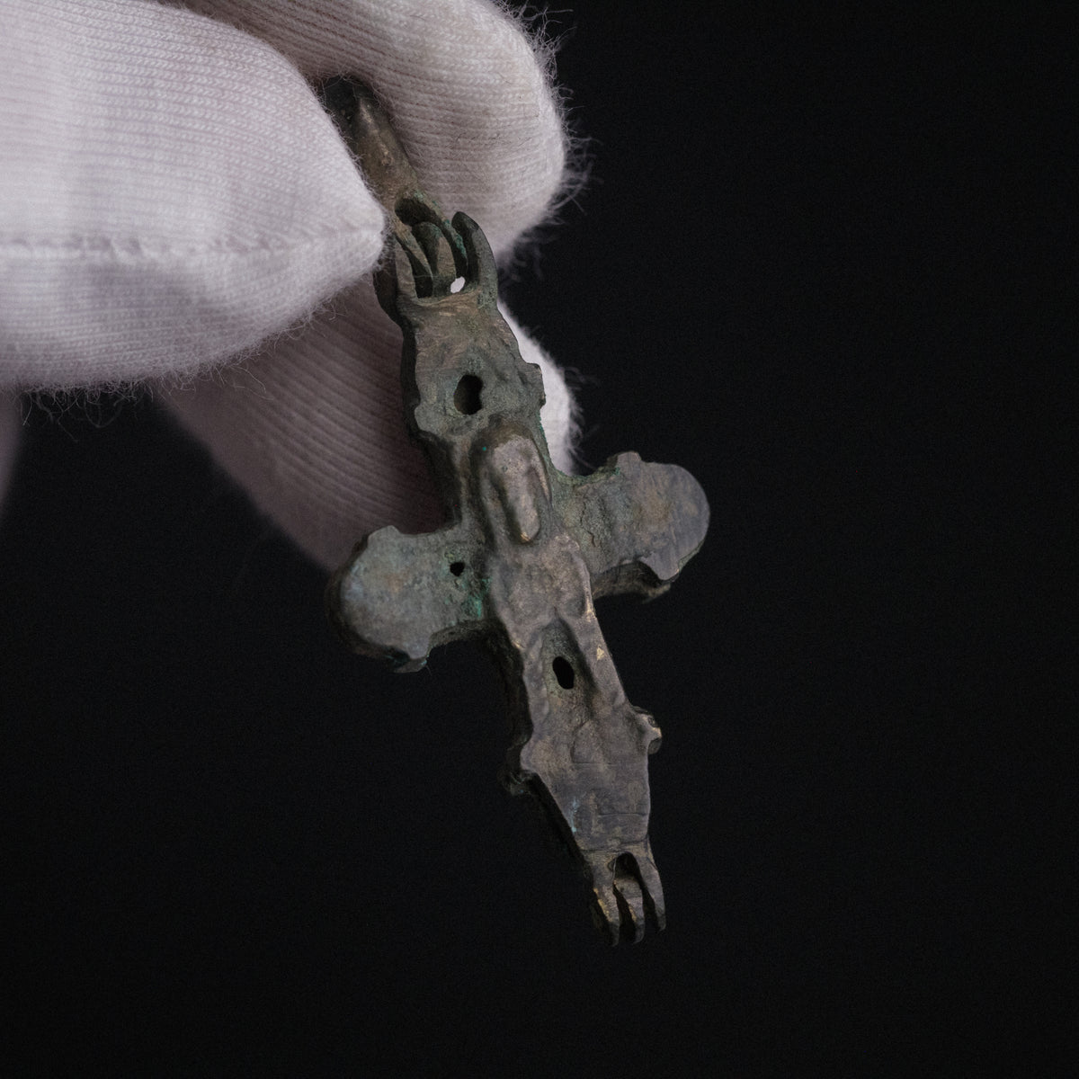 P-40-B: bronze cross pendant, object view 1