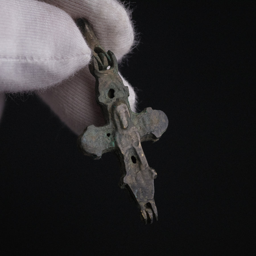 P-40-B: bronze cross pendant, object view 1