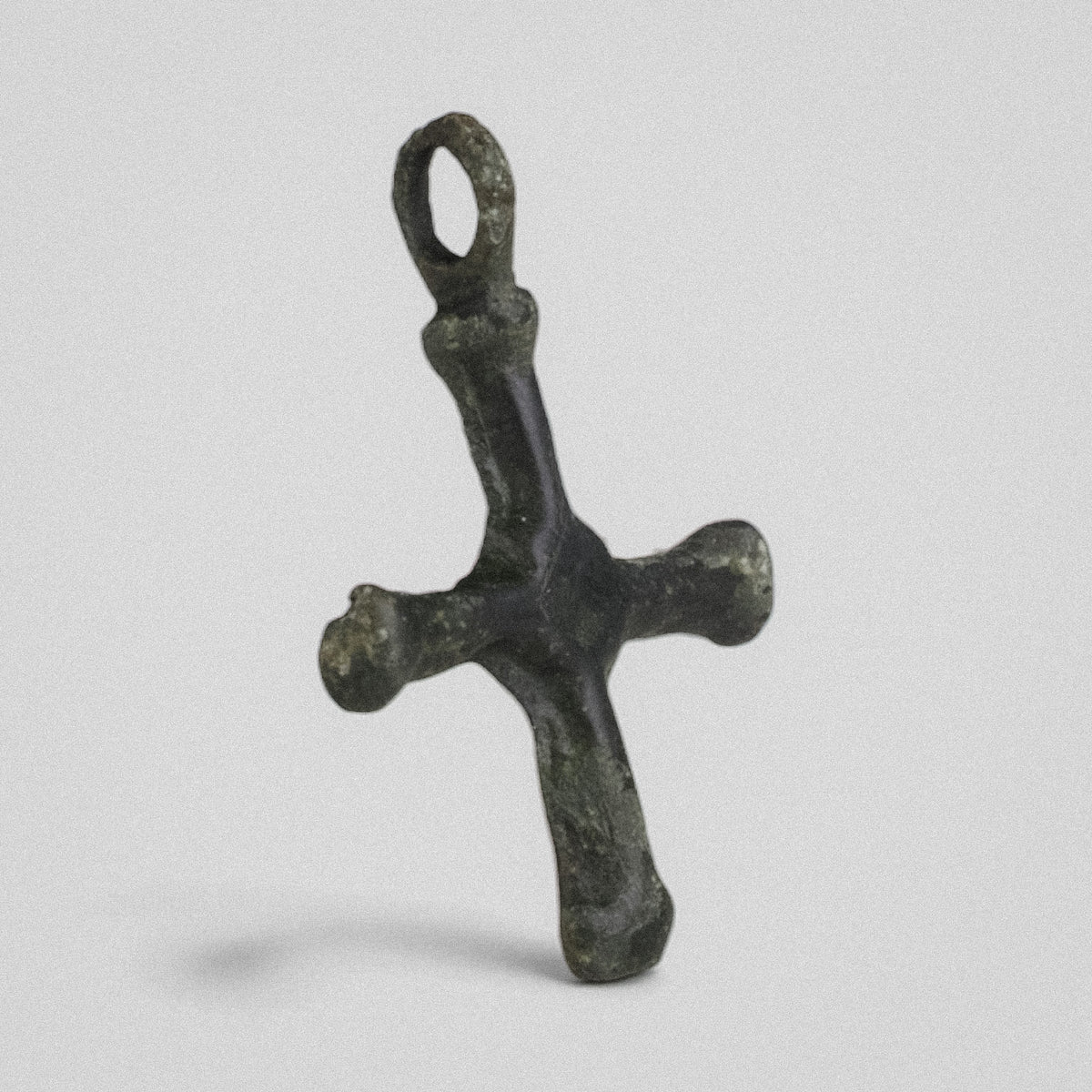 P-47-B: bronze cross pendant, object view 2