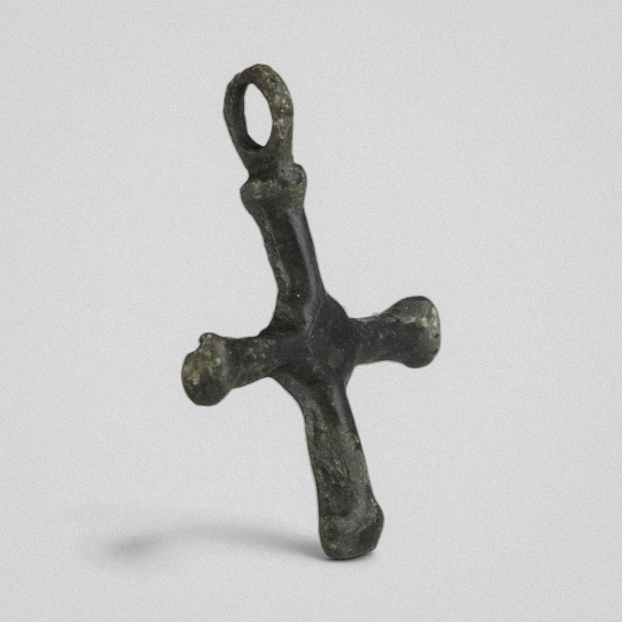 P-47-B: bronze cross pendant, object view 2