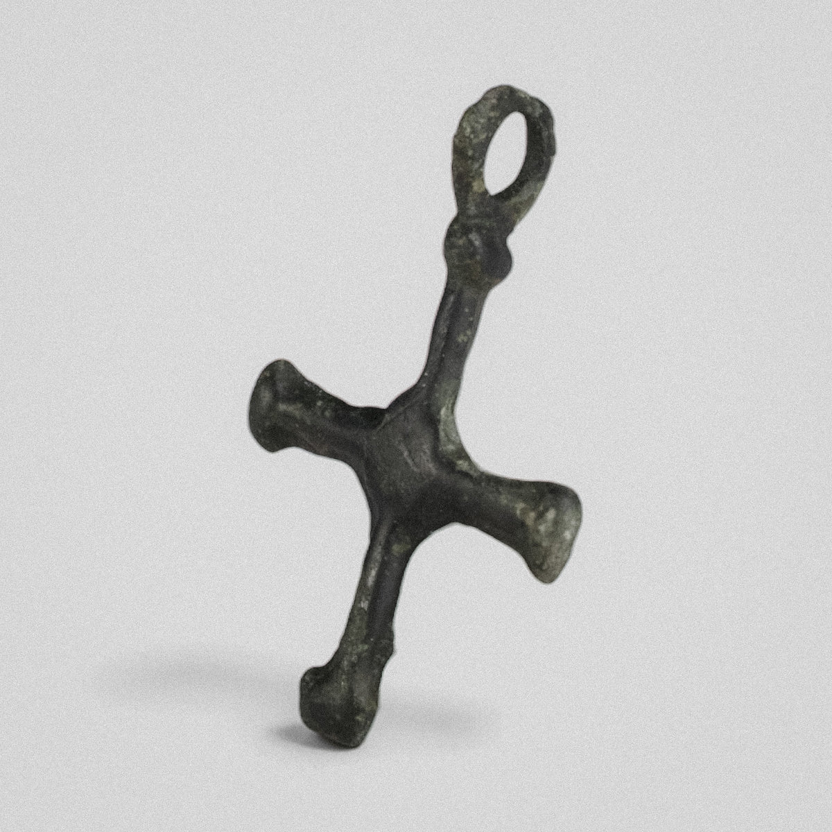 P-47-B: bronze cross pendant, object view 3