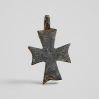 Plain reverse of medieval bronze cross pendant 'Okellaris' showing pattée arm profile