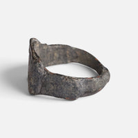Roman bronze ring 'Lucina' shows its bezel edge and stepped shoulder from the side.