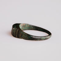 Reverse angle of Roman bronze ring Numerius with layered malachite and cuprite patina