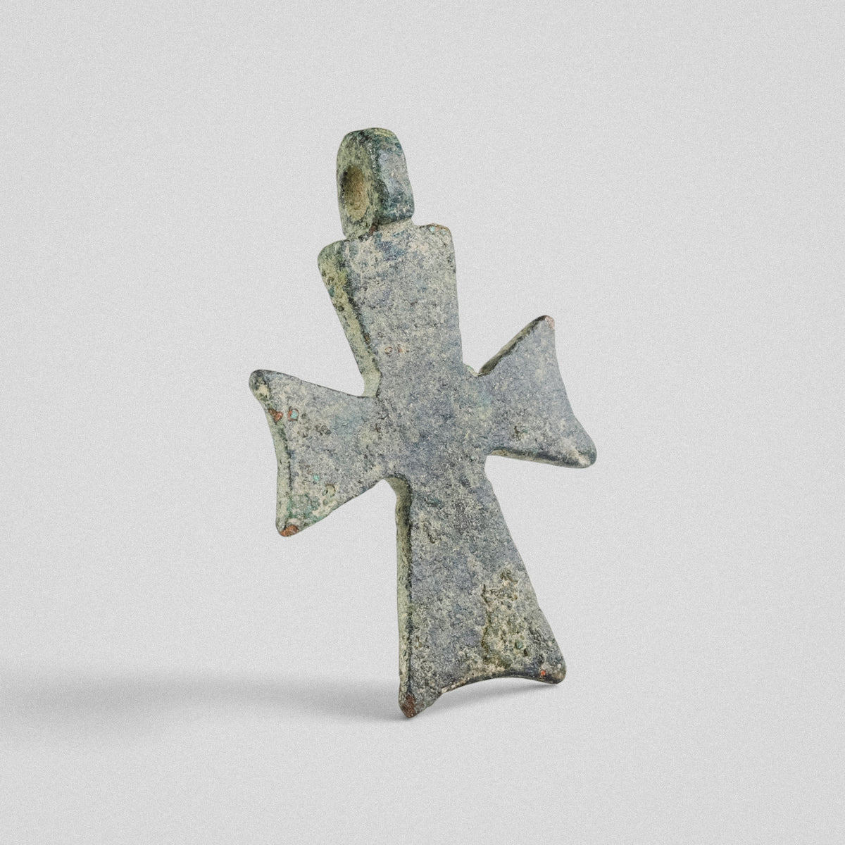 Reverse of Byzantine bronze cross pendant 'Okellos' with plain surface and green patina