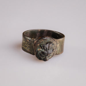 Roman bronze lion-head ring Leontios, front view of the sculpted bezel with malachite patina