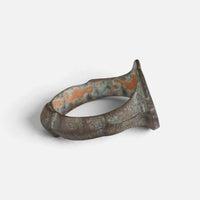 Roman bronze ring 'Catulla' shows its bezel edge and ridged shoulder from the side.