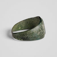 Roman bronze ring Equinor, side view of the cast hoop with even green patina